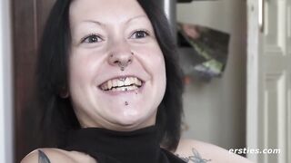 Ersties – Aktive Marina T masturbiert mit Analplug und Fingern